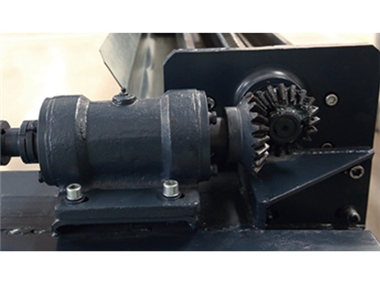 邊梁軌道采用滑動(dòng)V軌